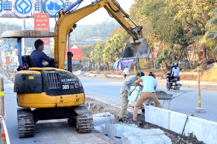 Hệ thống giải phân cách cũ đang được cải tạo, thay thế bằng đá xẻ và mở rộng hơn để trồng cây xanh, tạo cảnh quan mới khang trang, hiện đại cho tuyến đường kiểu mẫu Nguyễn Văn Cừ