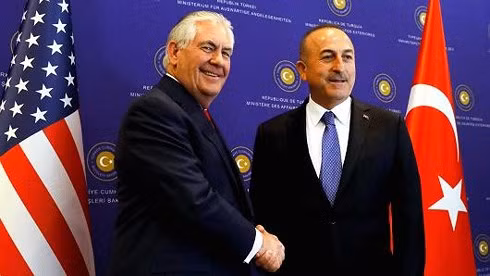 Ngoại trưởng Mỹ Rex Tillerson và Ngoại trưởng Thổ Nhĩ Kỳ Mevlut Cavusoglu. Ảnh: Reuters.