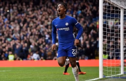  Batshuayi đã có một trận đấu bùng nổ trước Chích chòe.