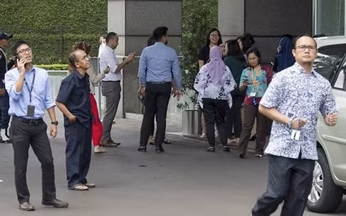 Người dân Jakarta đổ hết ra các đường phố. Ảnh: AFP 