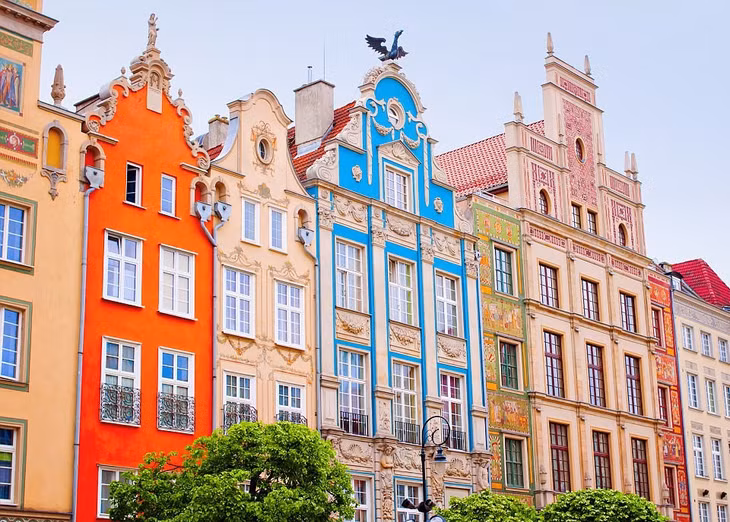 Gdansk, Ba Lan: Thành phố cảng Gdansk nằm trên bờ biển Baltic được biết đến là một trong những thành phố đẹp nhất của Ba Lan. Nơi đây nổi tiếng với những khu chợ rực rỡ trong đó có Long Market ở trung tâm thành phố. Ngoài ra, Gdansk còn là nơi buôn bán hổ phách lớn nhất thế giới. Ảnh: Daily Mail.