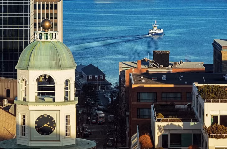Halifax, Canada: Là thủ phủ của Nova Scotia, Halifax là thành phố cảng nổi tiếng về lịch sử hàng hải. Ngoài ra, thành phố còn là nơi có số lượng quán rượu và câu lạc bộ bình quân đầu người cao nhất ở Canada và thu hút du khách bằng văn hóa nấu bia thủ công. Ảnh: Daily Mail.