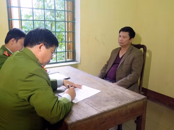 Cơ quan điều tra cảnh sát điều tra (Công an tỉnh Tuyên Quang) đang xét hỏi đối tượng Vũ Văn Tiến. (Ảnh: Công an tỉnh Tuyên Quang cung cấp)