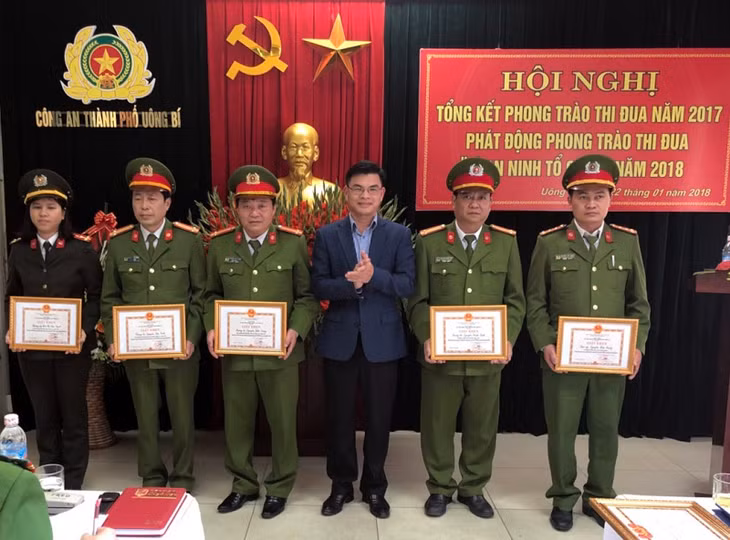 Đồng chí Nguyễn Mạnh Hà, Phó Bí thư Thành ủy TP Uông Bí trao giấy khen của UBND TP cho các tập thể.