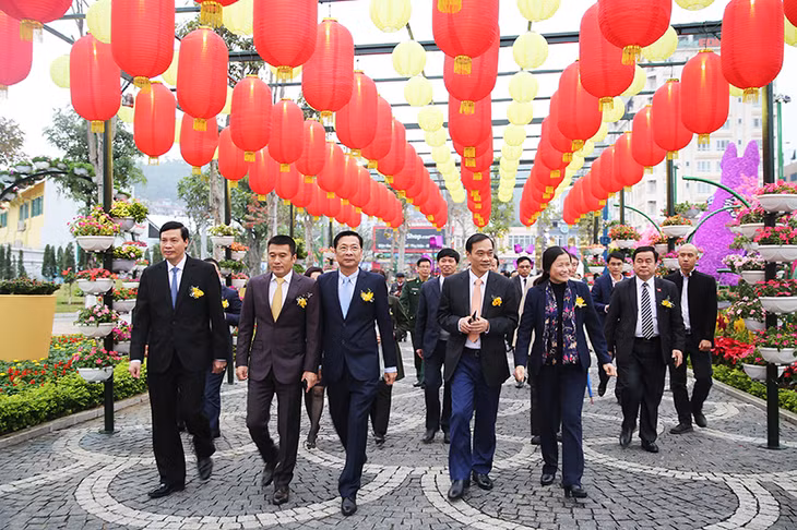 Các đồng chí lãnh đạo Trung ương, tỉnh Quảng Ninh và Tập đoàn Sun Group tham quan Lễ hội Hoa.