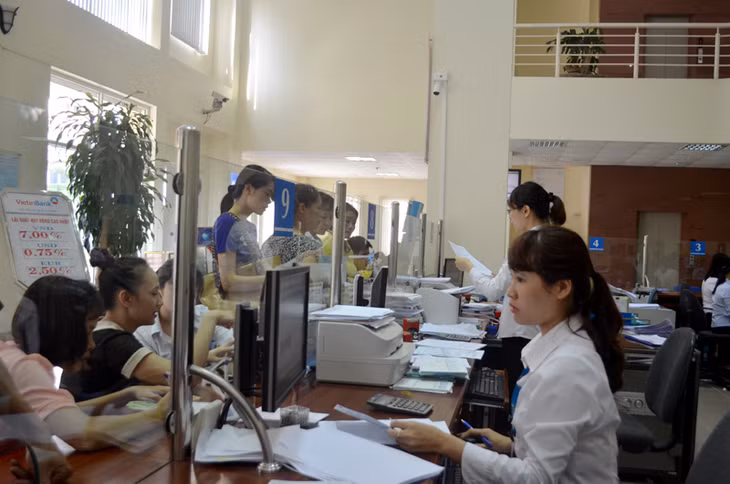 Việc giao dịch tiền mặt qua đầu mối giúp giảm tần suất giao dịch giữa các TCTD với Ngân hàng Nhà nước. (Ảnh: Khách hàng thực hiện giao dịch tại Vietcombank Chi nhánh Quảng Ninh). Ảnh: Thanh Hằng