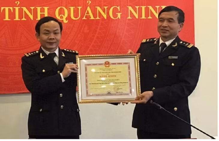 Thừa ủy quyền của Chủ tịch UBND tỉnh, lãnh đạo Cục Hải quan Quảng Ninh trao tặng bằng khen của UBND tỉnh cho CBCC Đội KSHQ số 2 về thành tích xuất sắc trong công tác đấu tranh chống buôn lậu năm 2017. 