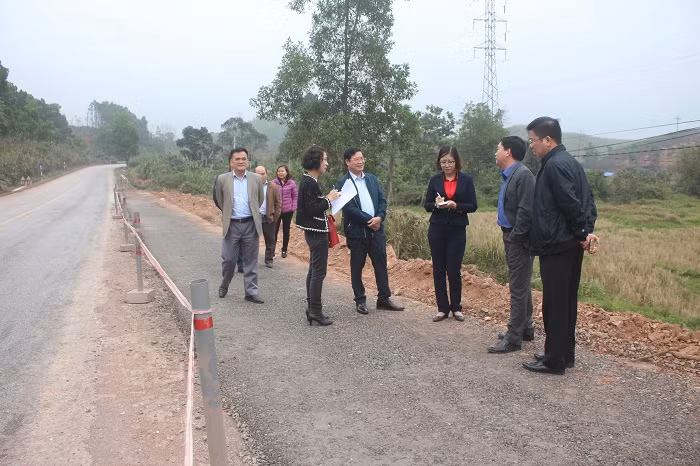 Đoàn tiến hành khảo sát việc thi công xóa bỏ điểm đen ở km 179+480/ QL18.