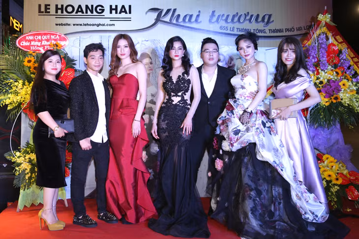 Tại buổi lễ khai trương cửa hàng thứ 5 tại Quảng Ninh, đông đảo Doanh nhân, bạn bè và các khách hàng thân thiết đã đến chúc mừng nhà thiết kế; trong đó, có sự xuất hiện của nhiều người đẹp; đặc biệt là Á hậu I, hoa hậu áo dài của Cuộc thi doanh nhân hoàn vũ Ngọc Quỳnh.