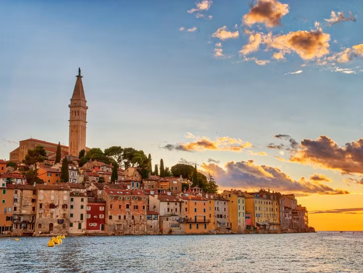 Rovinj, Chroatia: Rovinj là một cảng cá của Croatia nằm ở bờ biển phía tây bán đảo Istrian. Ghé đến thị trấn cổ Rovinj, du khách có thể đi qua những con phố dốc lát đá, tham quan những căn nhà độc đáo được xây dựng sát bên bờ biển hay thăm bãi biển đá cuội ở vịnh Lone, phía nam khu phố cổ. Ảnh: Shutterstock.