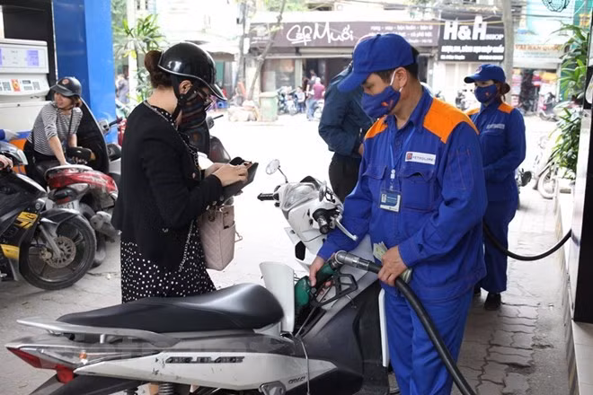 Đồng loạt tăng, xăng E5 RON 92 lên mức trần mới là 18.672 đồng, ngày 19/1. (Ảnh: PV/Vietnam+)