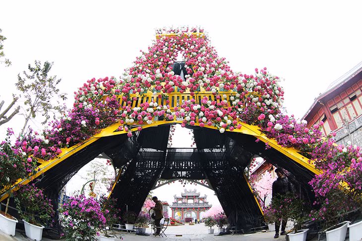 Kỳ quan tháp Eiffel (Pháp) được kết bằng hoa