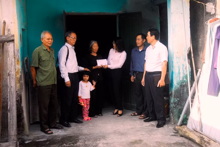 Ủy ban MTTQ tỉnh và hội NTC tỉnh đến thăm, tặng quà bà Bùi Thị Thìu là hộ khó khăn ở tổ 42A, khu 5, phường Hà Phong, TP H