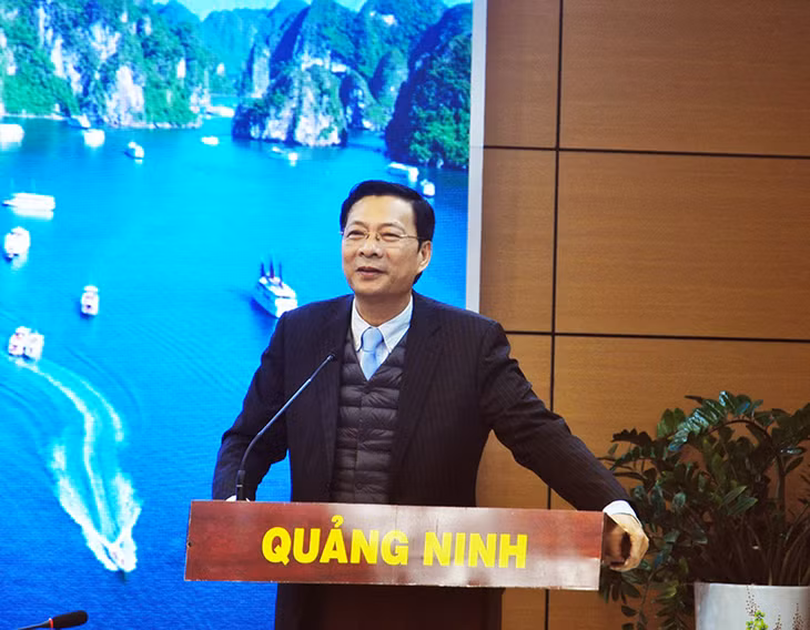 Đồng chí Nguyễn Văn Đọc, Bí thư Tỉnh ủy, Chủ tịch HĐND tỉnh thông tin tới các nhà báo cáo tuổi về kết quả thực hiện nhiệm vụ phát triển kinh tế - xã hội của tỉnh tại buổi gặp mặt.