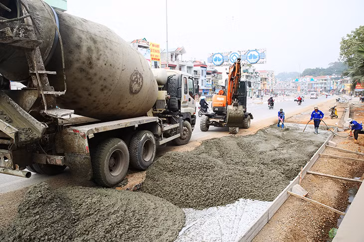 Thi công bê tông mặt đường cạp mở rộng.