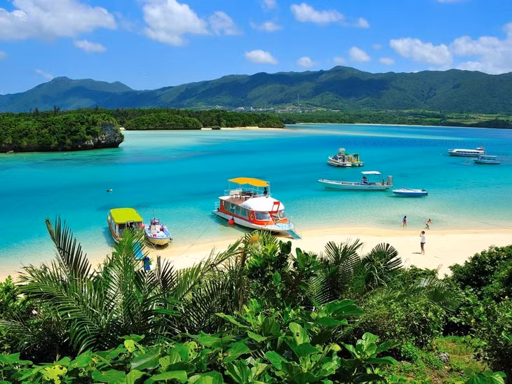 Ishigaki, Nhật Bản: Hòn đảo Ishigaki ở Nhật Bản ít được du khách biết tới, là địa điểm nghỉ mát hàng đầu trong năm 2018. Biển xanh, cát trắng cùng các rạn san hô tuyệt đẹp khiến hòn đảo Ishigaki trở thành điểm nghỉ dưỡng và lặn biển lý tưởng. Ngoài ra, đến đây, du khách còn có thể ghé thăm các khu rừng ngập mặn hay thưởng thức các món ăn hấp dẫn, trong đó có món mì Yaeyama soba đặc trưng. Ảnh: Shutterstock.