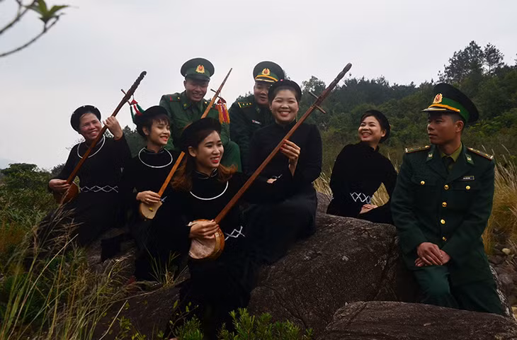 Người lính quân hàm xanh yêu những khúc hát dân ca của dân bản.
