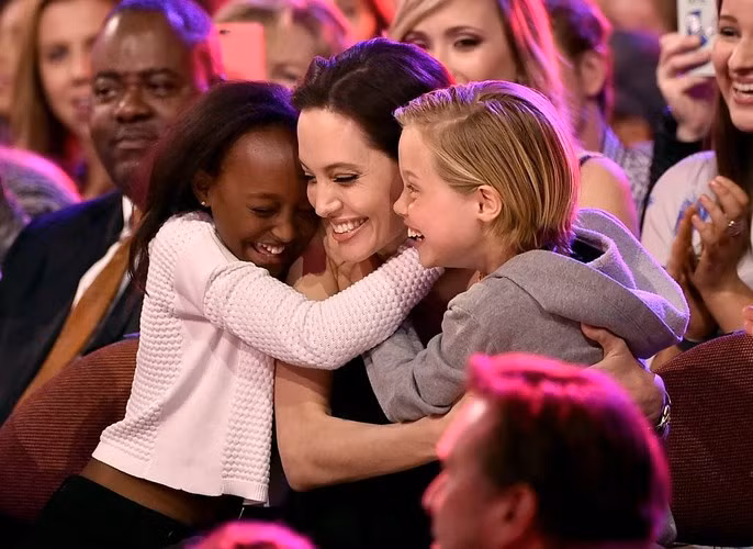  Khoảnh khắc Angelina trao cái ôm thật chặt cho hai con Zahara và Shiloh tại lễ trao giải Teen Choice Awards vào năm 2015.