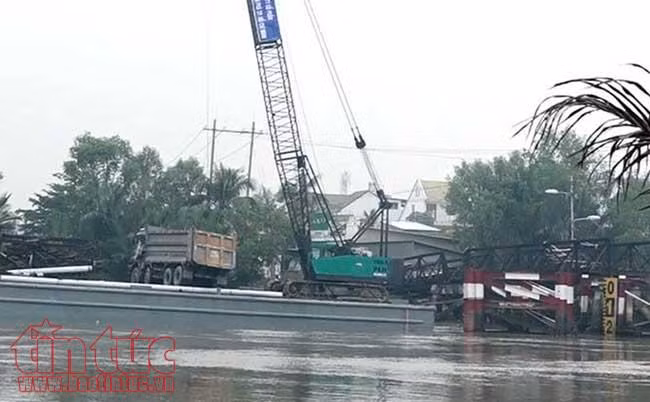 Chiếc xe tải được trục vớt và đưa lên trên sà lan vào sáng nay.