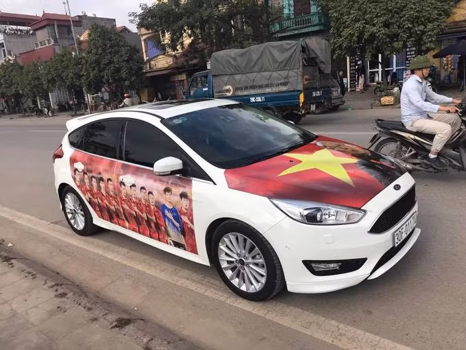 Chiếc xe mới cóng vừa đăng ký cũng ngay lập tức được dán hình ảnh Huấn luyện viên Park Hang-seo cùng đội tuyển đang hừng hực chiến thắng.