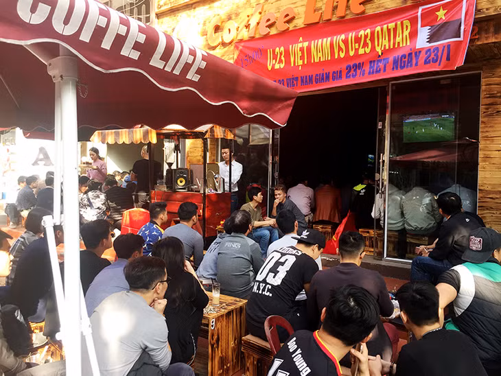 rất đông người dân đã ra các quán nước tập chung theo dõi cổ vũ cho đội tuyển Việt Nam.