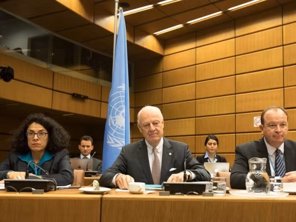 Đặc phái viên LHQ về Syria Staffan de Mistura (giữa) trong cuộc đàm phán về Syria tại Vienna (Áo) ngày 25/1. (Nguồn: REUTERS/ TTXVN)