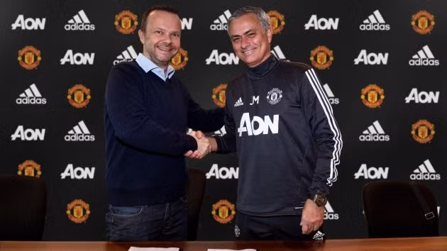  Jose Mourinho rạng rỡ gia hạn hợp đồng.