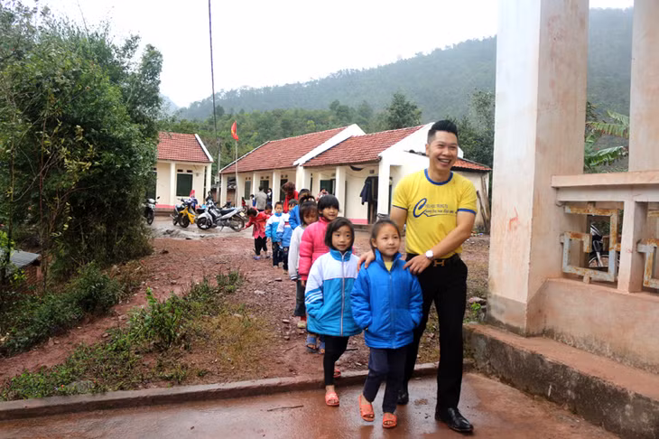 Những em bé bản Sam Quang háo hức đến nhận quà Tết.