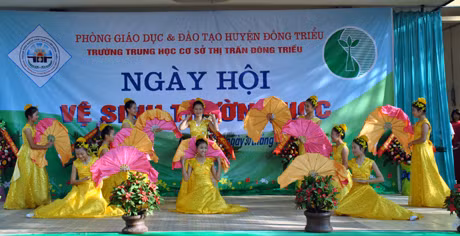 Tiết mục văn nghệ của học sinh Trường THCS Thị trấn Đông Triều mừng Ngày hội.