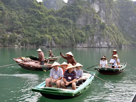 Khách du lịch tham quan làng chài Vung Viêng trên Vịnh Hạ Long.