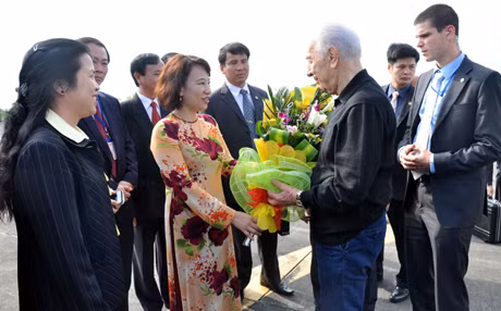 Đồng chí Vũ Thị Thu Thủy, Phó Chủ tịch UBND tỉnh tặng hoa chúc mừng Tổng thống I-xra-en thăm Quảng Ninh.