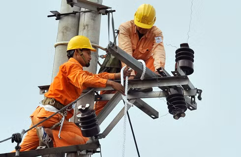 Nhiều nhân viên ngành điện còn phải xoay sở làm thêm mới đủ sống với mức lương 3-4 triệu đồng mỗi tháng. Ảnh: Hoàng Hà