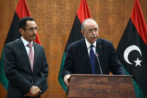 Thủ tướng lâm thời Libya Abdel Rahim al-Kib (phải) và ông Abdel Hafiz Ghoga, phó chủ tịch NTC công bố nội các mới hôm qua. Ảnh: AFP