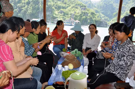 Hội Phụ nữ phường Hùng Thắng (TP Hạ Long) hướng dẫn chị em làng chài Cống Đầm sử dụng giẻ rửa bát bằng len acrylic để bảo vệ môi trường Vịnh.