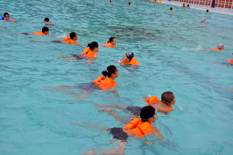 Trẻ em trên địa bàn TP Hạ Long tham gia học bơi để phòng chống tai nạn đuối nước. Ảnh: THuỳ Linh