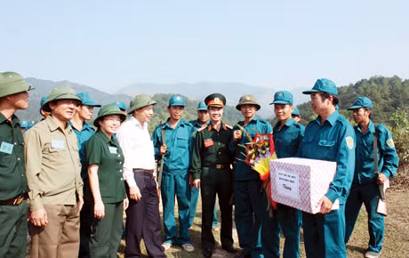Đồng chí Đặng Huy Hậu (thứ tư, trái sang), Phó Chủ tịch UBND tỉnh cùng lãnh đạo Bộ CHQS tỉnh và huyện Đông Triều chúc mừng các lực lượng hoàn thành cuộc diễn tập “DT-11”.