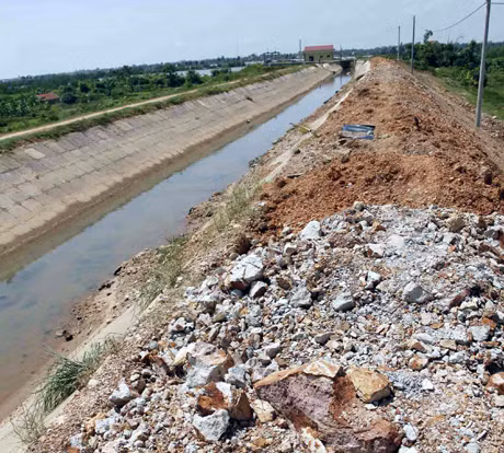 Không chỉ thế, có đoạn kênh bề mặt còn ngổn ngang đất đá, không đi lại được và nhiều tấm bê tông để kè bị rơi xuống lòng kênh.