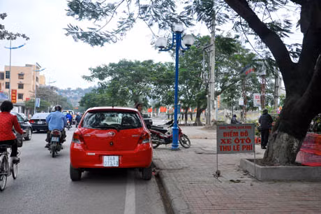 Lòng đường thành điểm đỗ xe thu phí