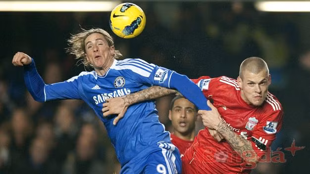 Chelsea (trái) sẽ nhường cho Liverpool tấm vé đi tiếp 