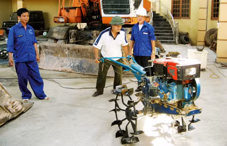 Sản xuất và lắp ráp máy nông cụ tại doanh nghiệp tư nhân Chính Minh (TP Hạ Long). Ảnh: Bá khang