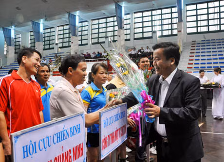 Đồng chí Vũ Công Lực, Phó bí thư Đảng ủy Cơ quan DCĐ tỉnh động viên, tặng hoa các đoàn về tham dự giải