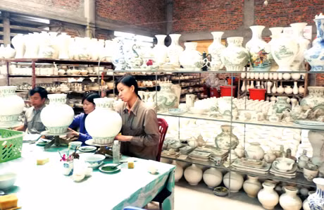 Sản xuất gốm mỹ nghệ tại Công ty CP Thái Sơn 88. Ảnh: LÊ HẢI