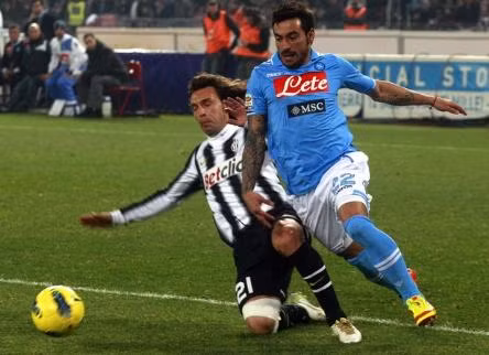 Tình huống Pirlo bị thổi phạt - Ảnh Getty