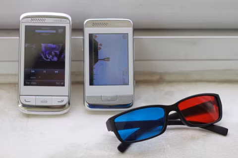 Mobiistar T700 và T900 bán ra kèm kính xem phim. Ảnh: Quốc Huy.