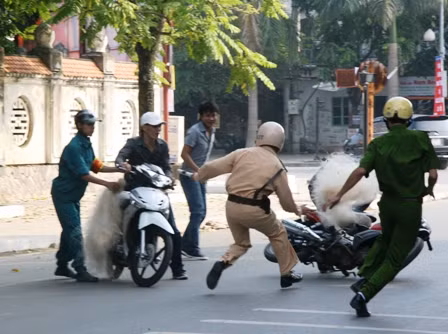 Những "quái xế" bị tóm.