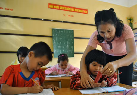 Yêu nghề, mến trẻ các cô đã chấp nhận hy sinh hạnh phúc riêng tư. Đó là thiên chức và trách nhiệm chăm sóc gia đình, con cái để dành tất cả thời gian, công sức uốn nắn, rèn luyện từng nét chữ, từng phép tính cho những đứa trẻ đen đúa, gầy gò, tóc vàng hoe vì cháy nắng.