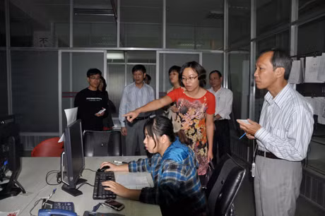 Phó Tổng Biên tập Lê Ngọc Hân thăm Trung tâm In ấn của Quảng Tây Nhật báo.