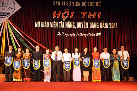 Đồng chí Đỗ Văn Thuấn, Giám đốc Sở GDĐT chúc mừng14 đoàn về tham dự Hội diễn
