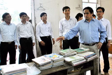 Nhân dịp này, đồng chí Bí thư Tỉnh uỷ đã kiểm tra cơ sở vật chất, trang thiết bị dạy học của nhà trường.