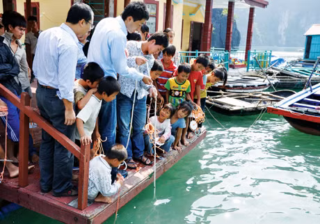 Bảo vệ môi trường Vịnh Hạ Long giờ đây không chỉ là công việc của Quảng Ninh, mà đã là mối quan tâm của nhiều tổ chức, cơ quan trong và ngoài nước. (Trong ảnh: Các chuyên gia Dự án JICA Nhật Bản đang tiến hành kiểm tra chất lượng nước biển Vịnh Hạ Long ở một làng chài).